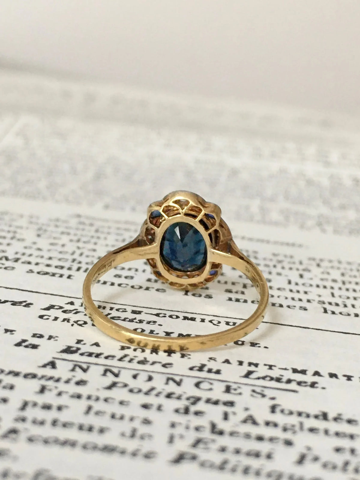 Bague Art-Déco en or jaune 18K et platine saphir et diamants