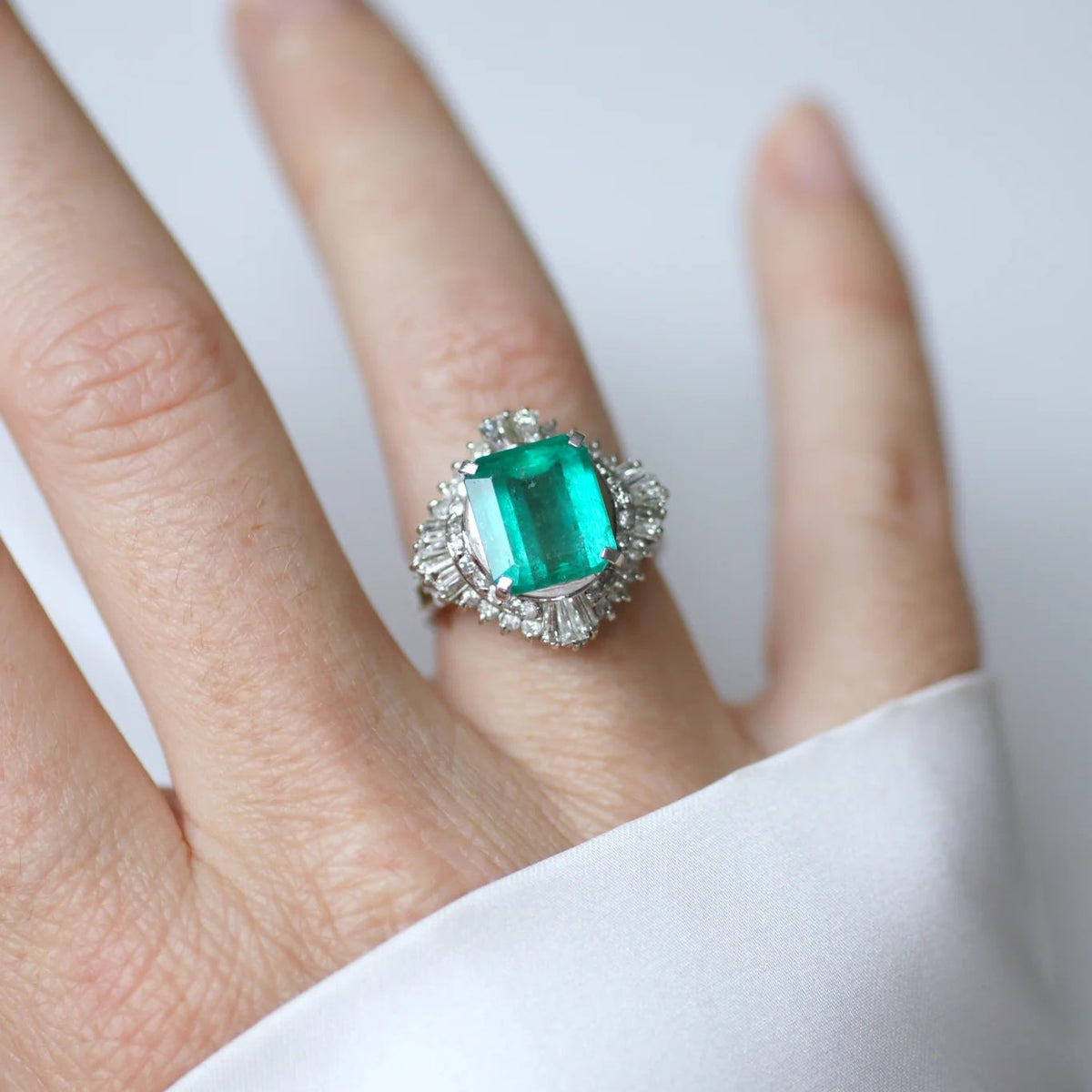 Bague Entourage en platine, émeraude et diamants
