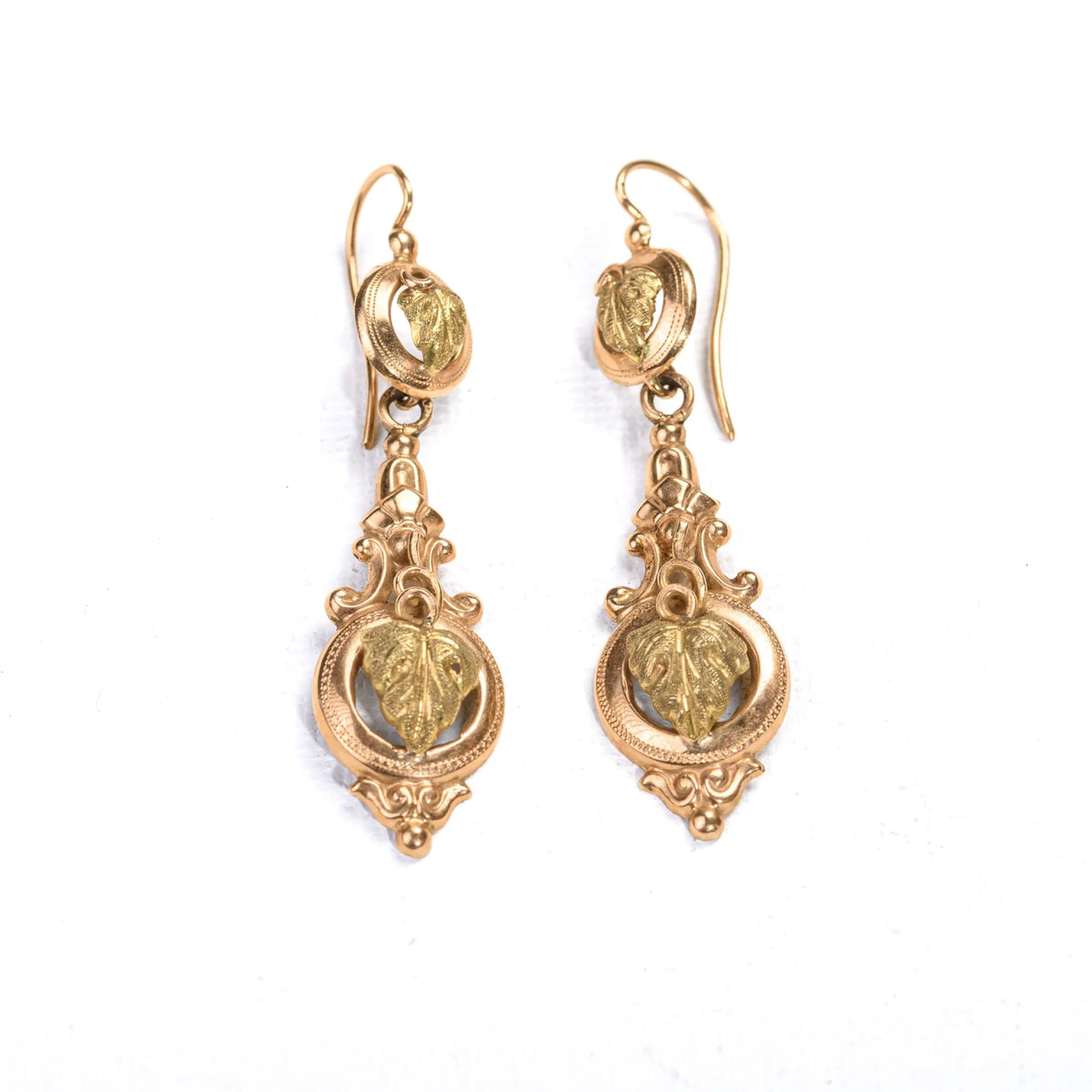 Boucles d'oreilles pendantes anciennes en or rose et vert à motif de feuille de vigne