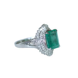 Bague Entourage en platine, émeraude et diamants