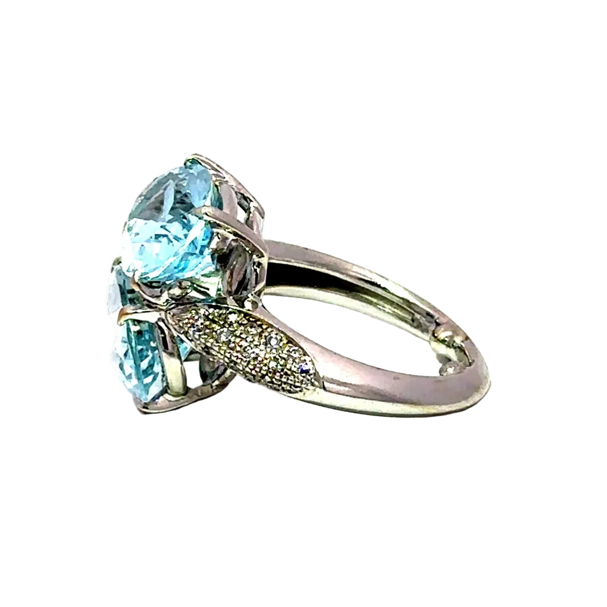 Bague Cocktail en or blanc, topazes et diamants
