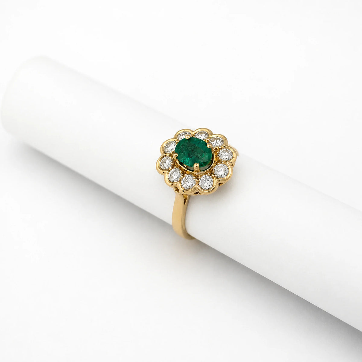 Bague Marguerite en or jaune, émeraude et diamants