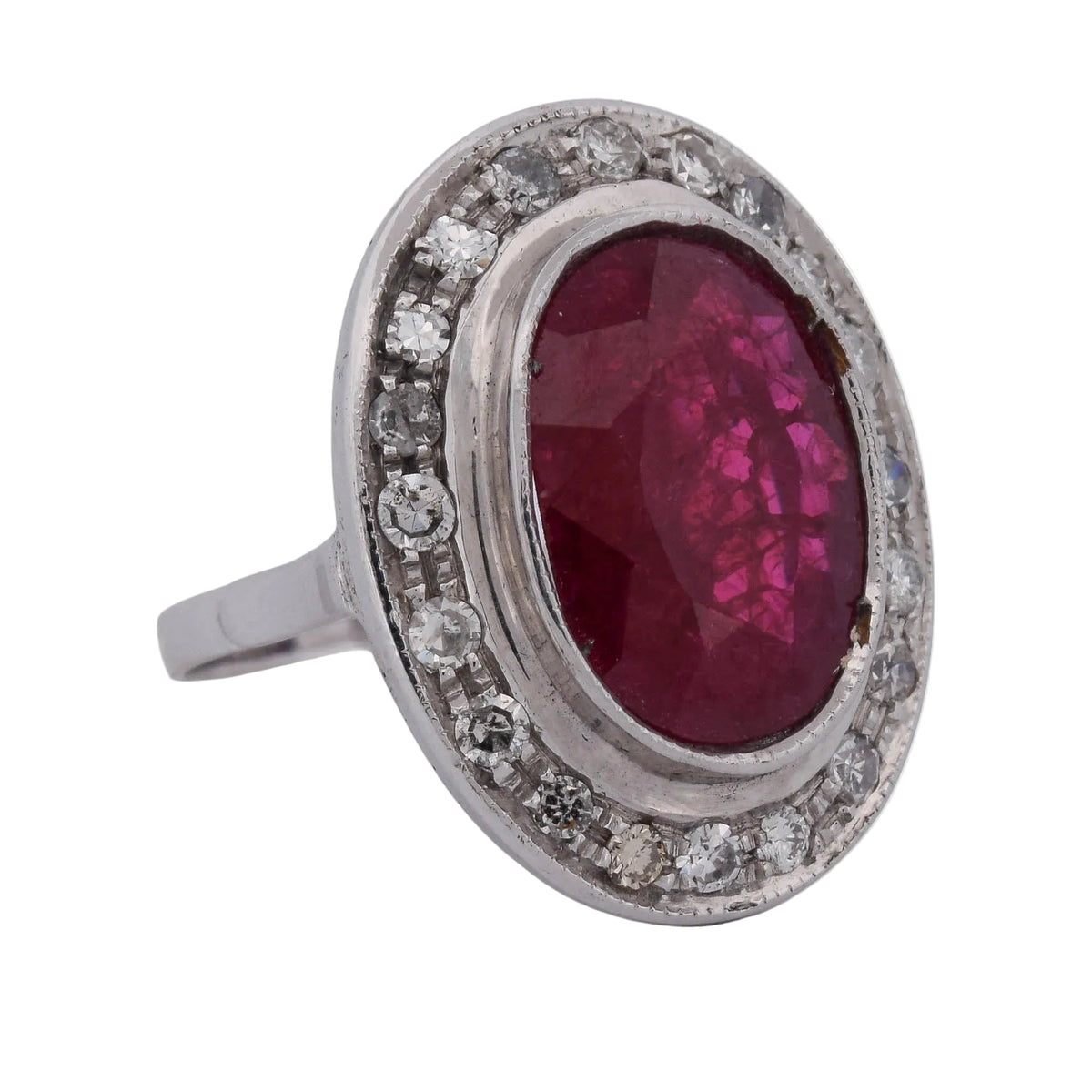 Bague Entourage en or blanc, rubis et diamants