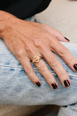 Bague Entourage en or jaune, saphir orange et diamants