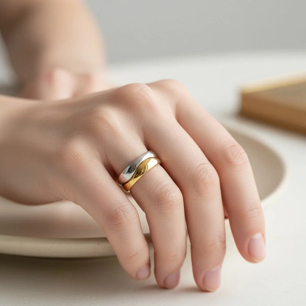 Bague Alliance CARTIER Nouvelle Vague en or blanc et or jaune