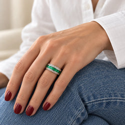Bague Bandeau en or blanc, émeraudes et diamants