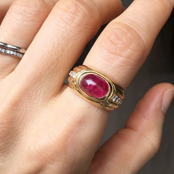 Bague Jonc en or jaune, rubis et diamants