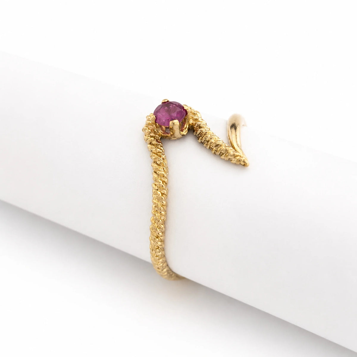 Bague en or jaune et rubis