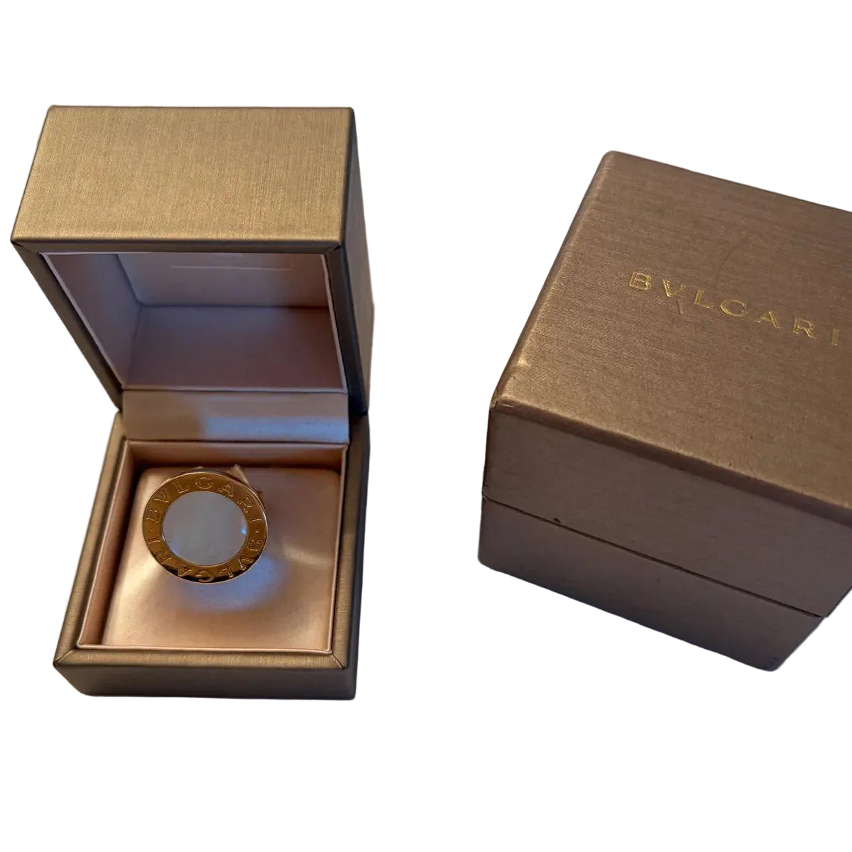 Bague BULGARI en or jaune et nacre
