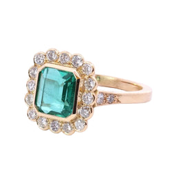 Bague Entourage en or jaune, émeraude et diamants