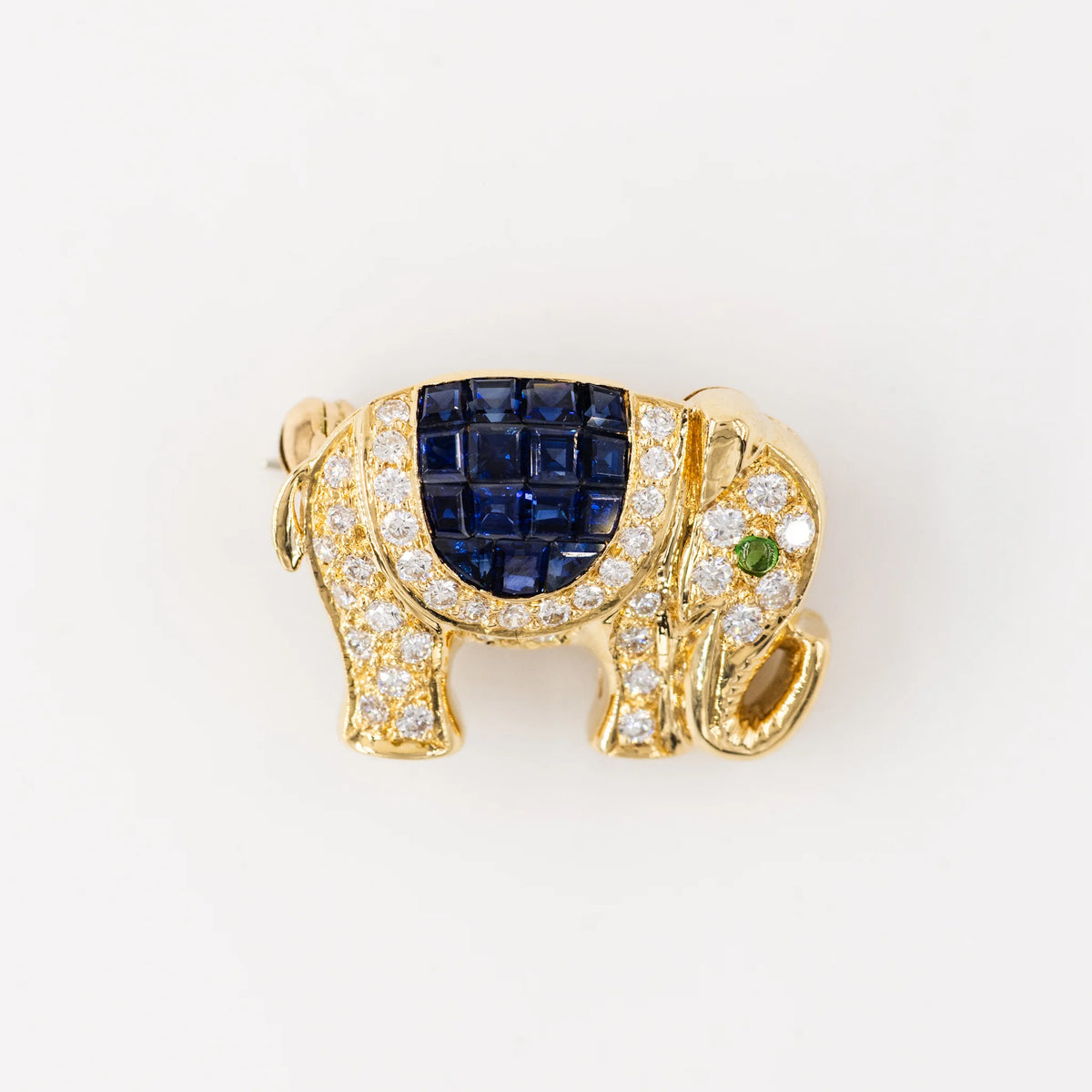 Broche "Elephant" en or jaune, diamants et saphirs