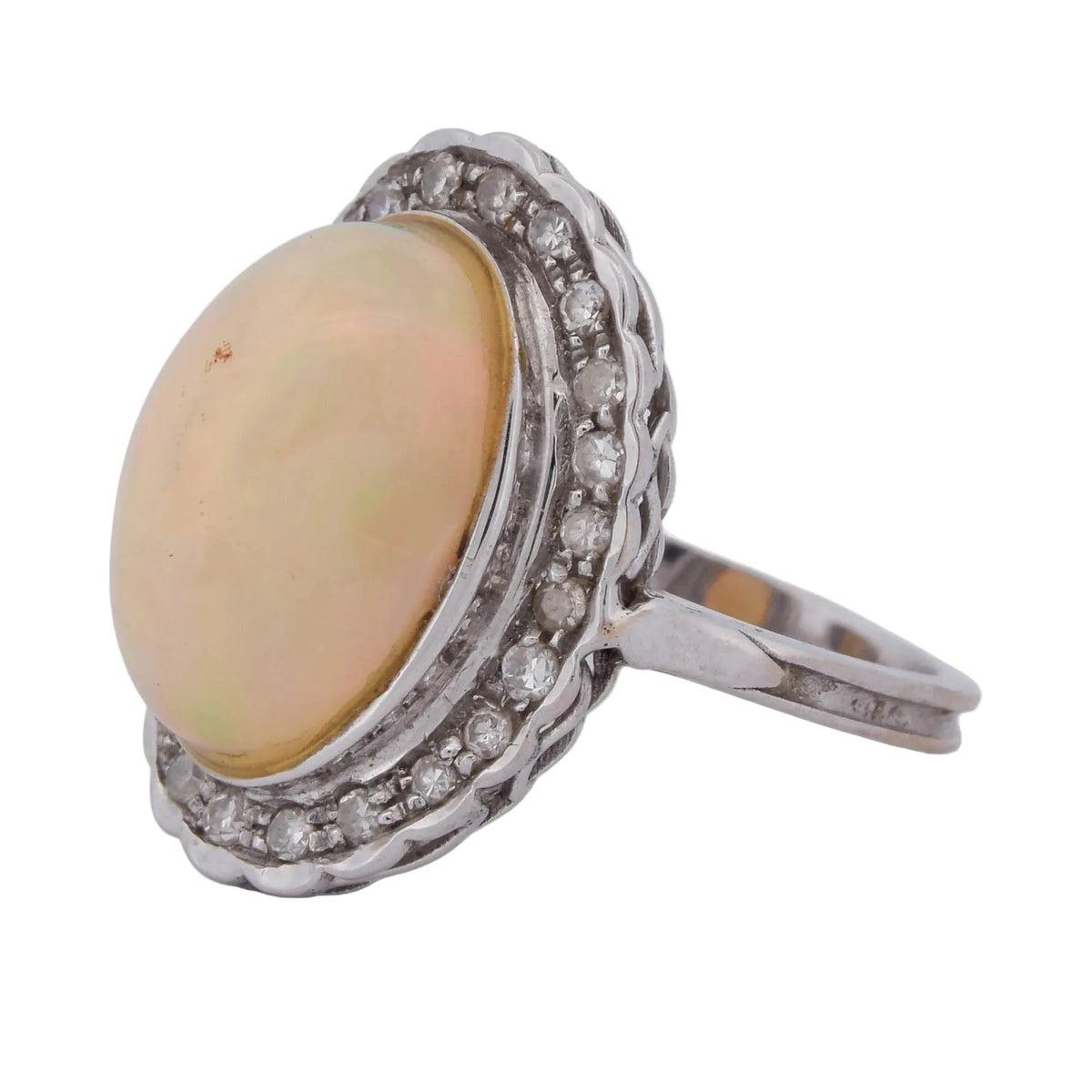Bague Entourage en or blanc, opale et diamants