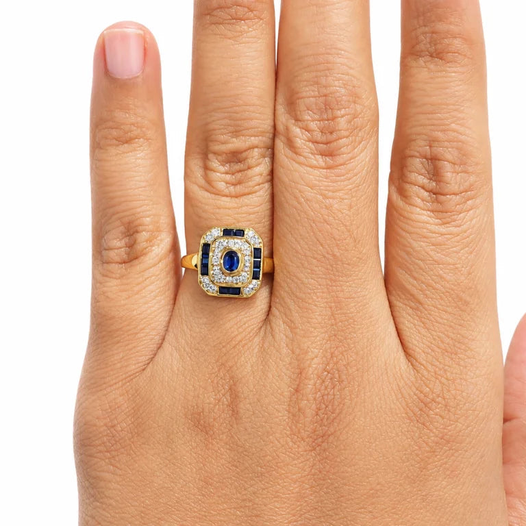 Bague Entourage en or jaune, saphirs et diamants