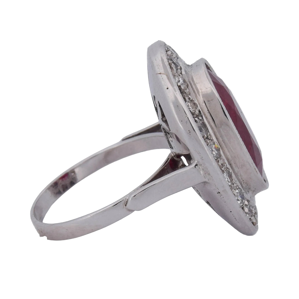 Bague Entourage en or blanc, rubis et diamants