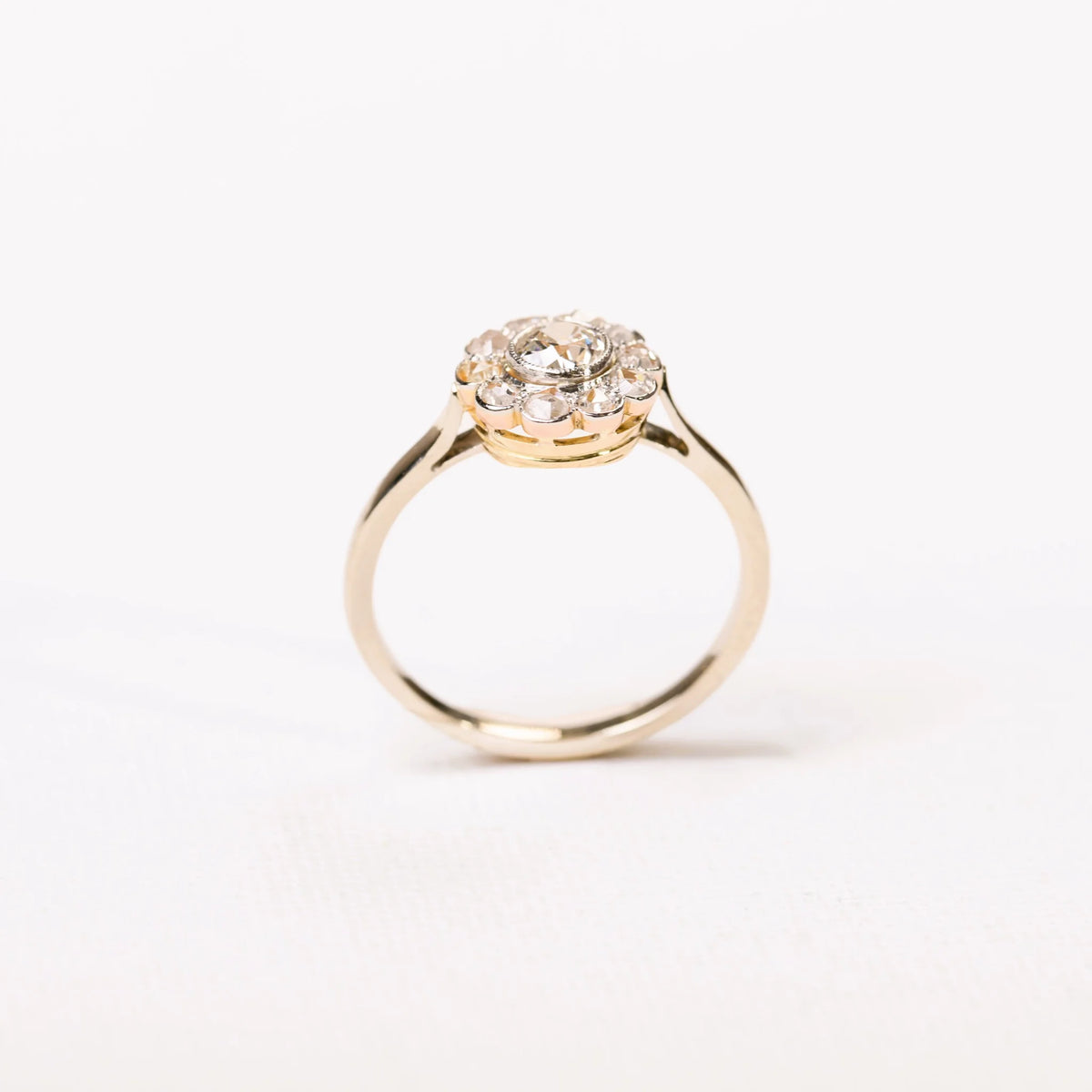 Bague marguerite ancienne diamants en or deux tons et platine