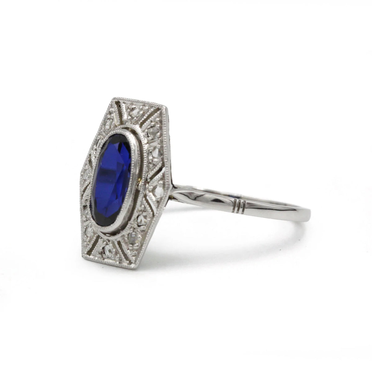 Bague Entourage en or blanc, saphir et diamants