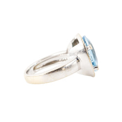 Bague POIRAY "Filles Antik" en or blanc, topaze bleue et diamants