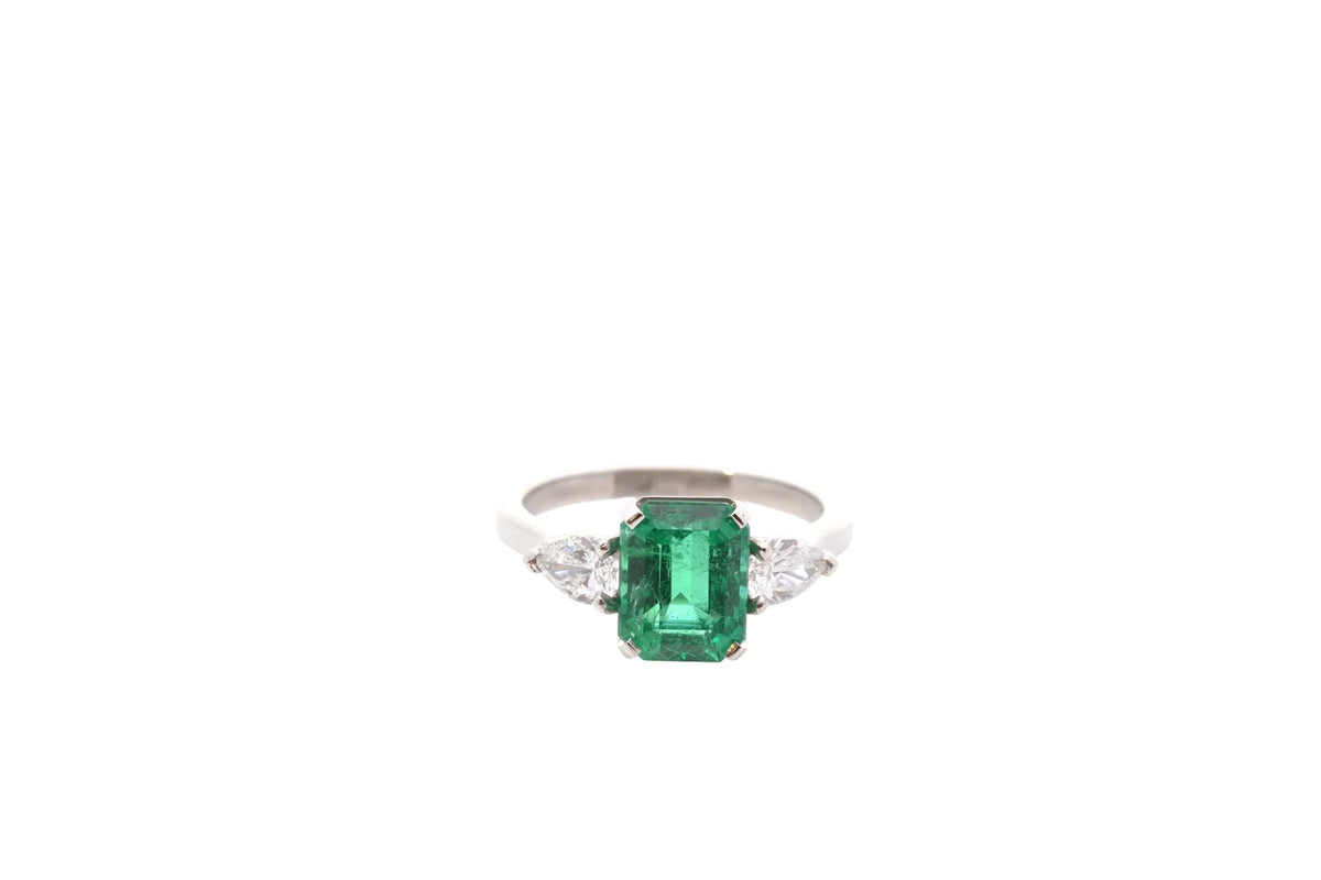 Bague Trilogie en platine, émeraude et diamants