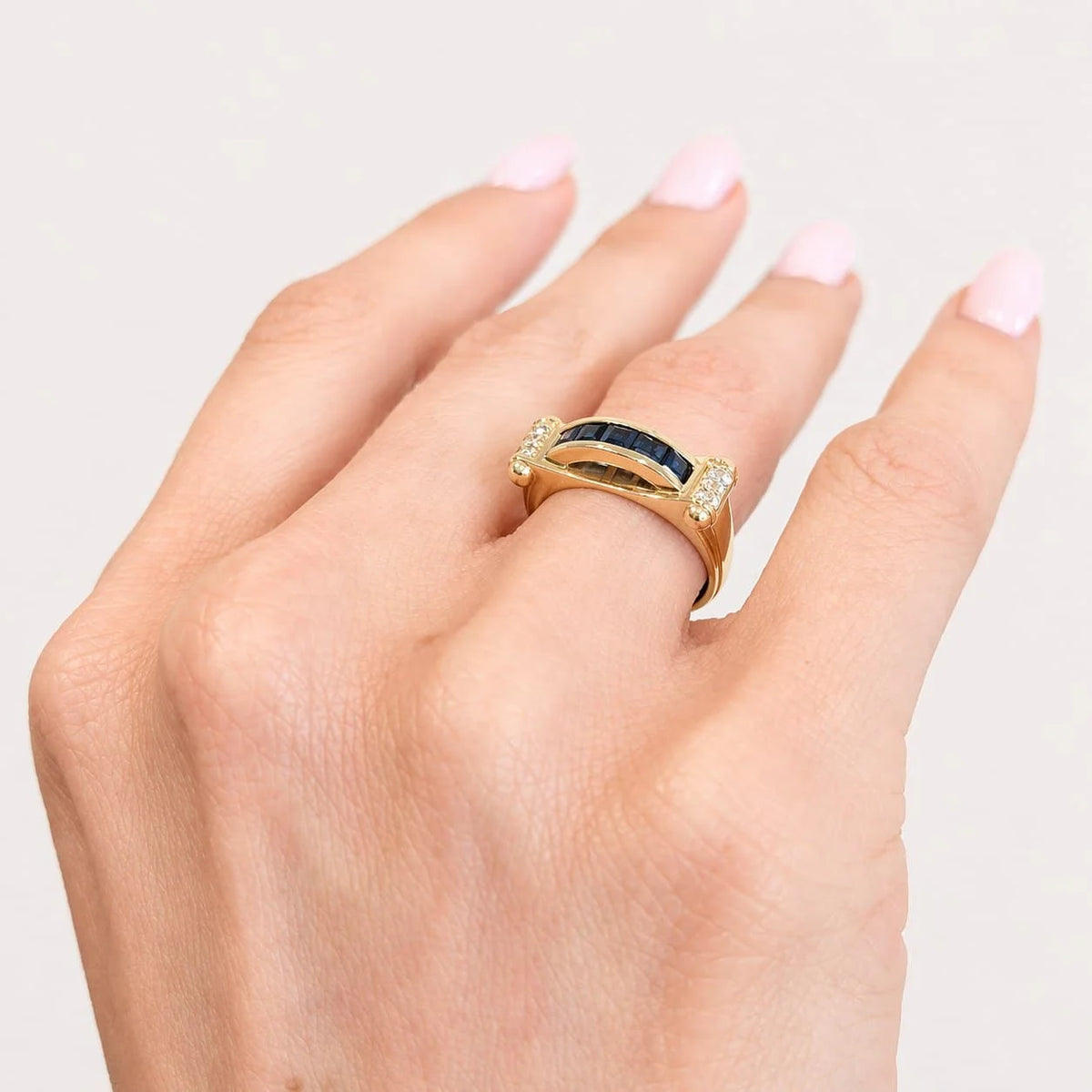 Bague Jonc en or jaune, saphirs et diamants
