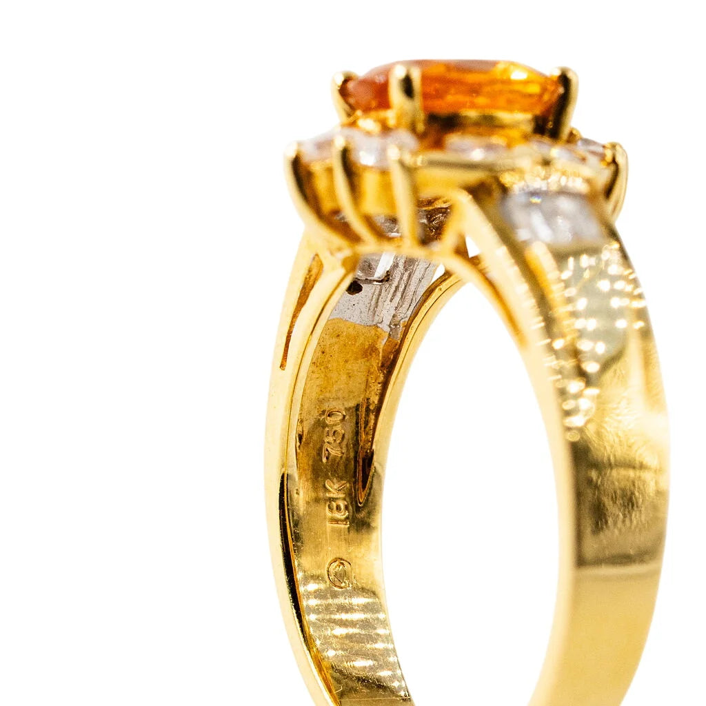 Bague Entourage en or jaune, saphir orange et diamants
