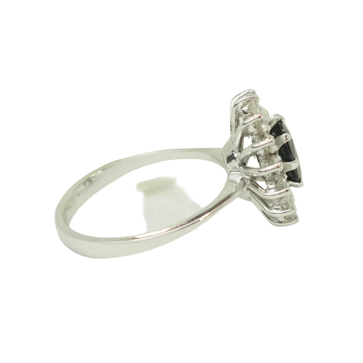 Bague Marguerite en or blanc, saphir et diamants