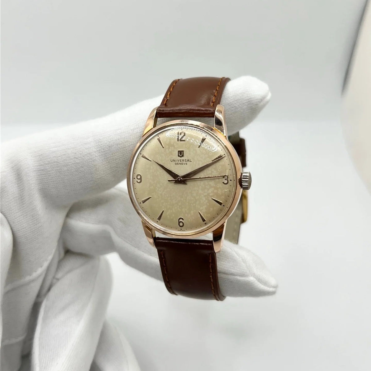 Montre UNIVERSAL GENÈVE plaqué or, acier et cuir