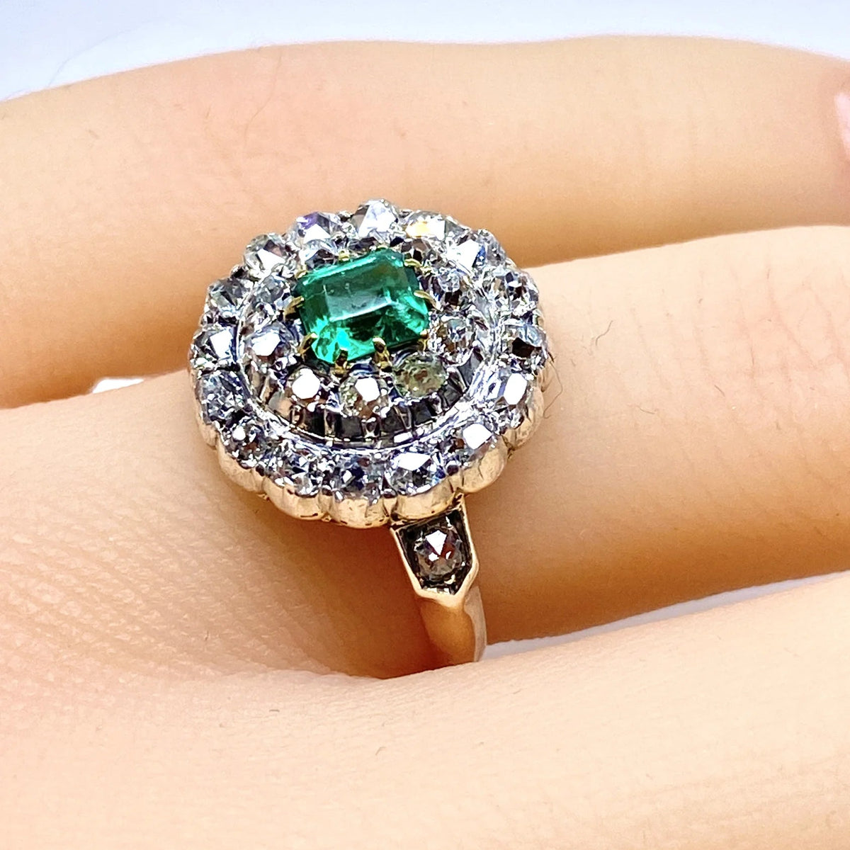 Bague Marguerite en or blanc, or jaune, émeraude et diamants