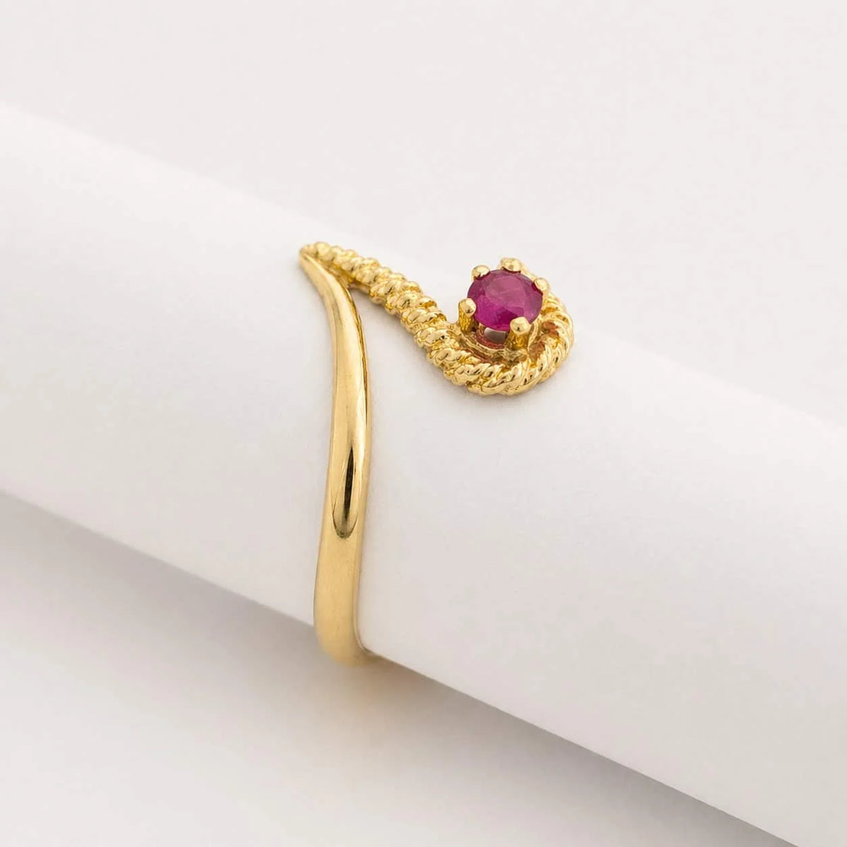 Bague en or jaune et rubis