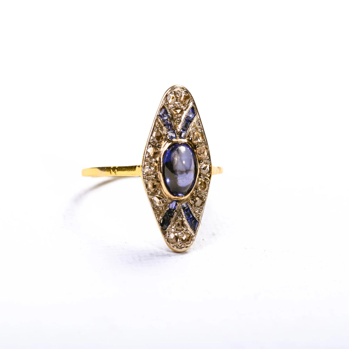 Bague marquise Art Déco en ors de couleurs, saphirs synthétiques et diamants