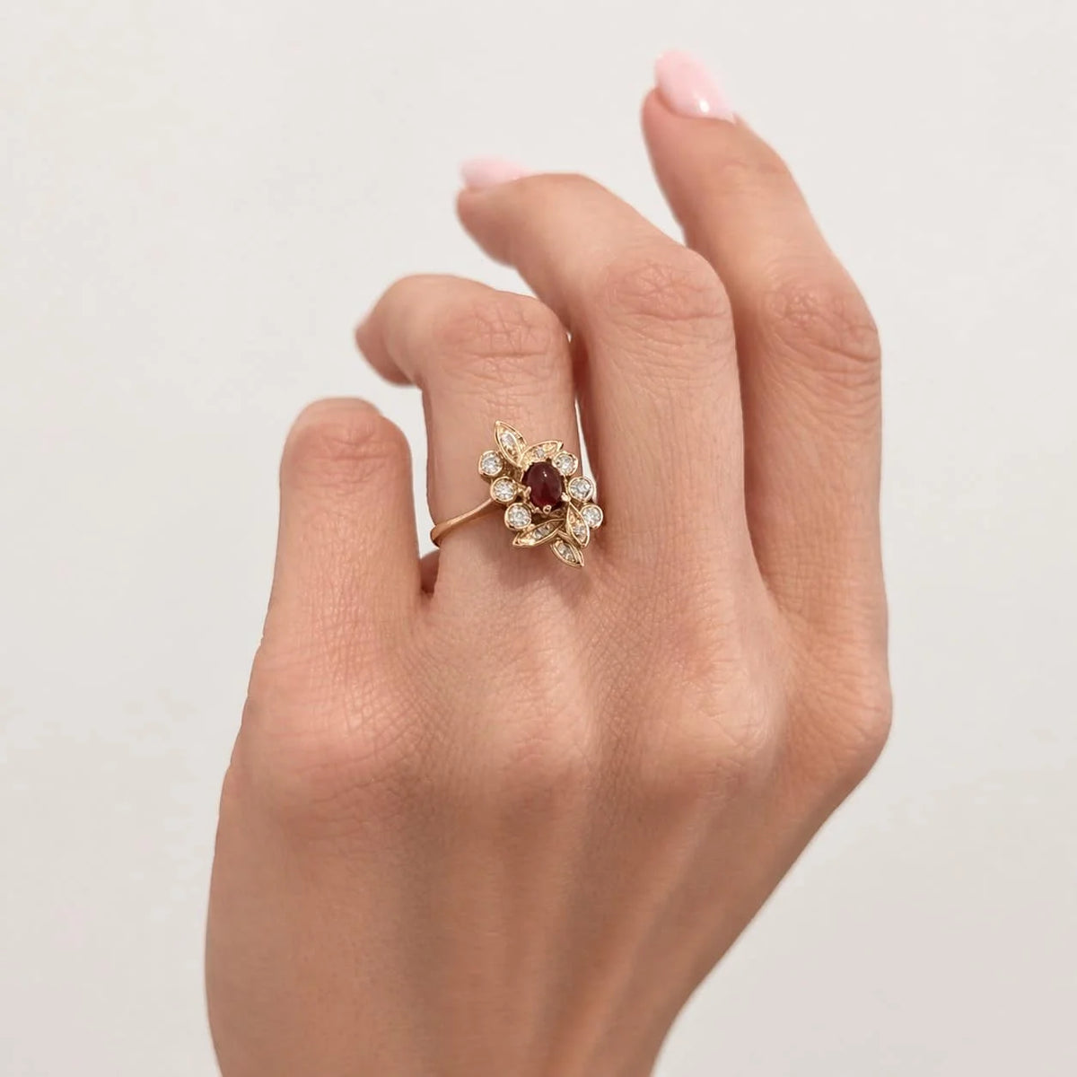 Bague Entourage en or jaune, rubis et diamants