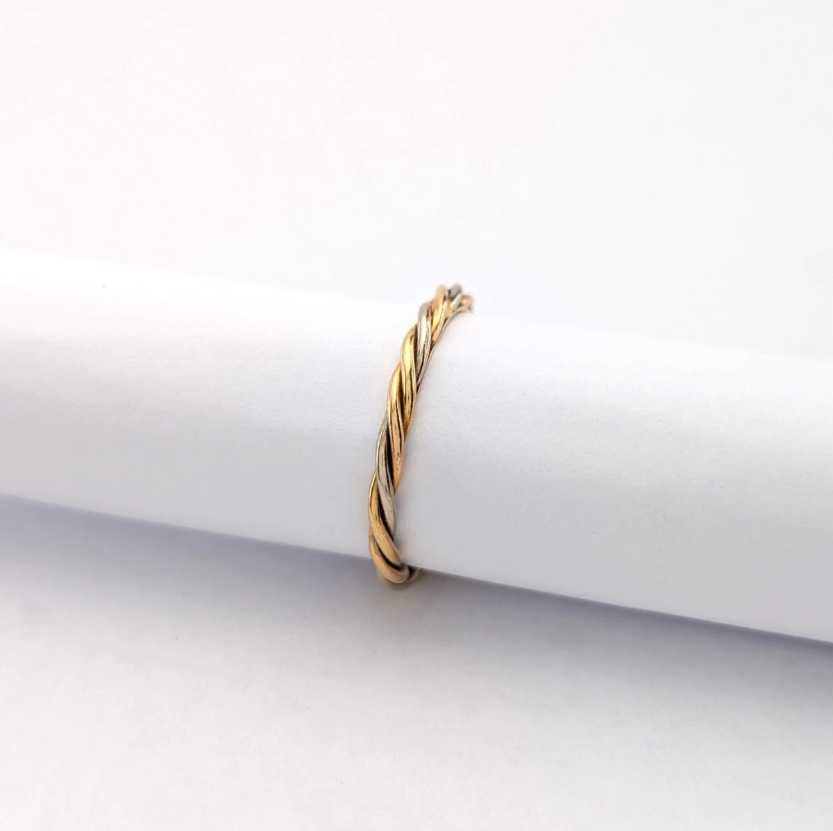 Bague Alliance CARTIER en or blanc, or jaune et or rose