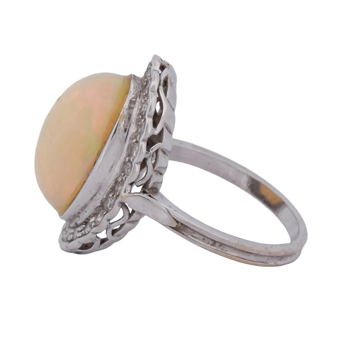 Bague Entourage en or blanc, opale et diamants