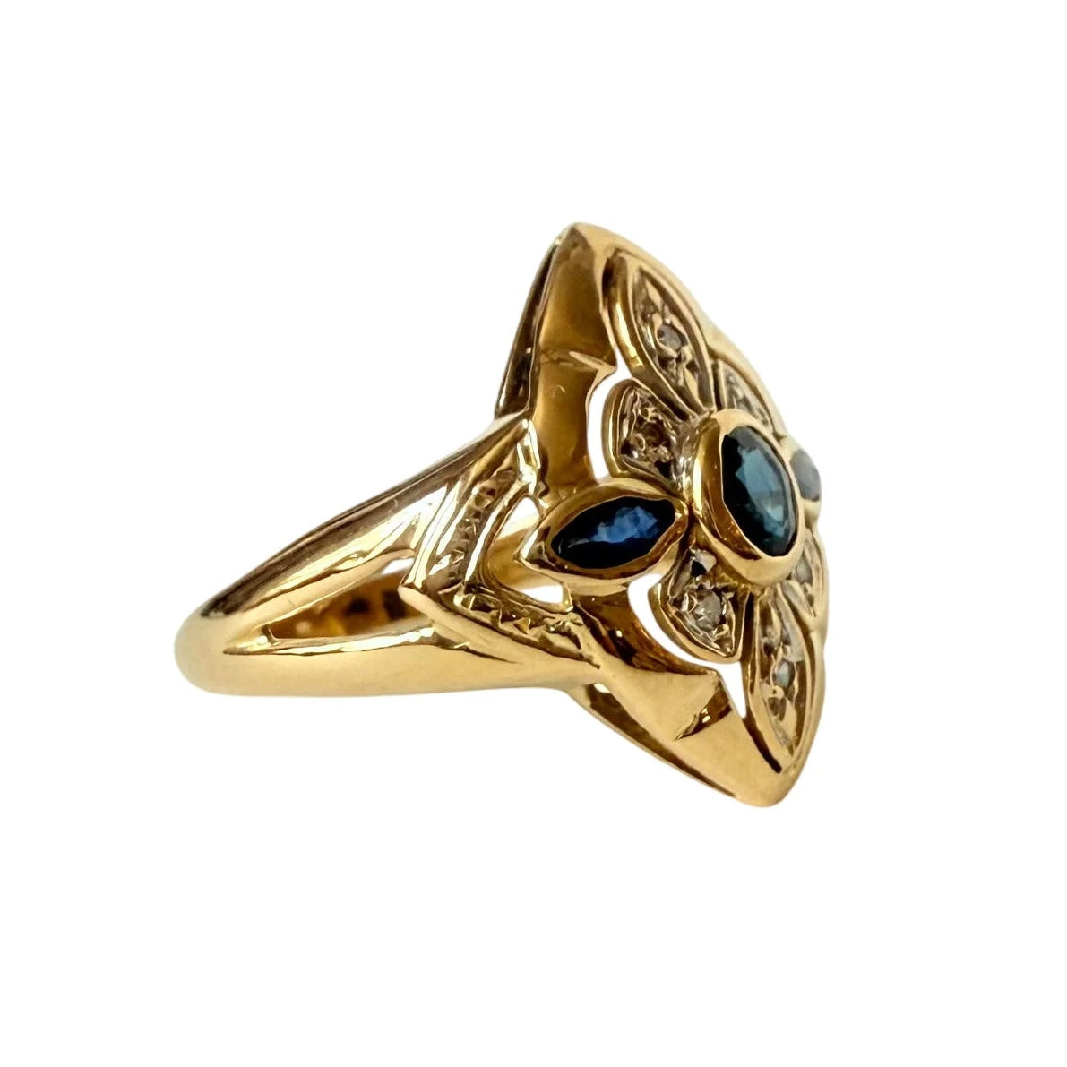 Bague Marquise en or blanc, or jaune, saphirs et diamants