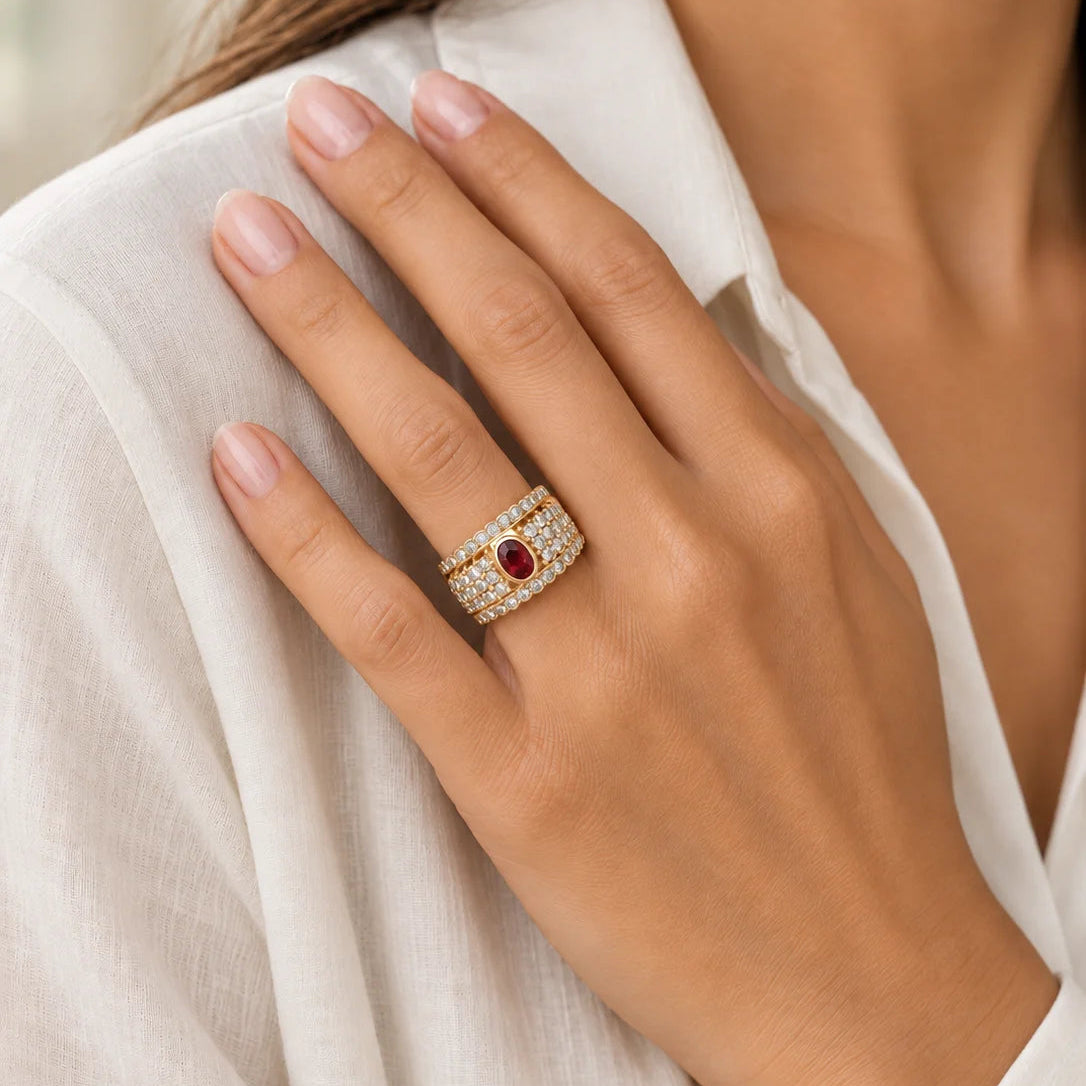 Bague Pavée en or jaune, rubis et diamants