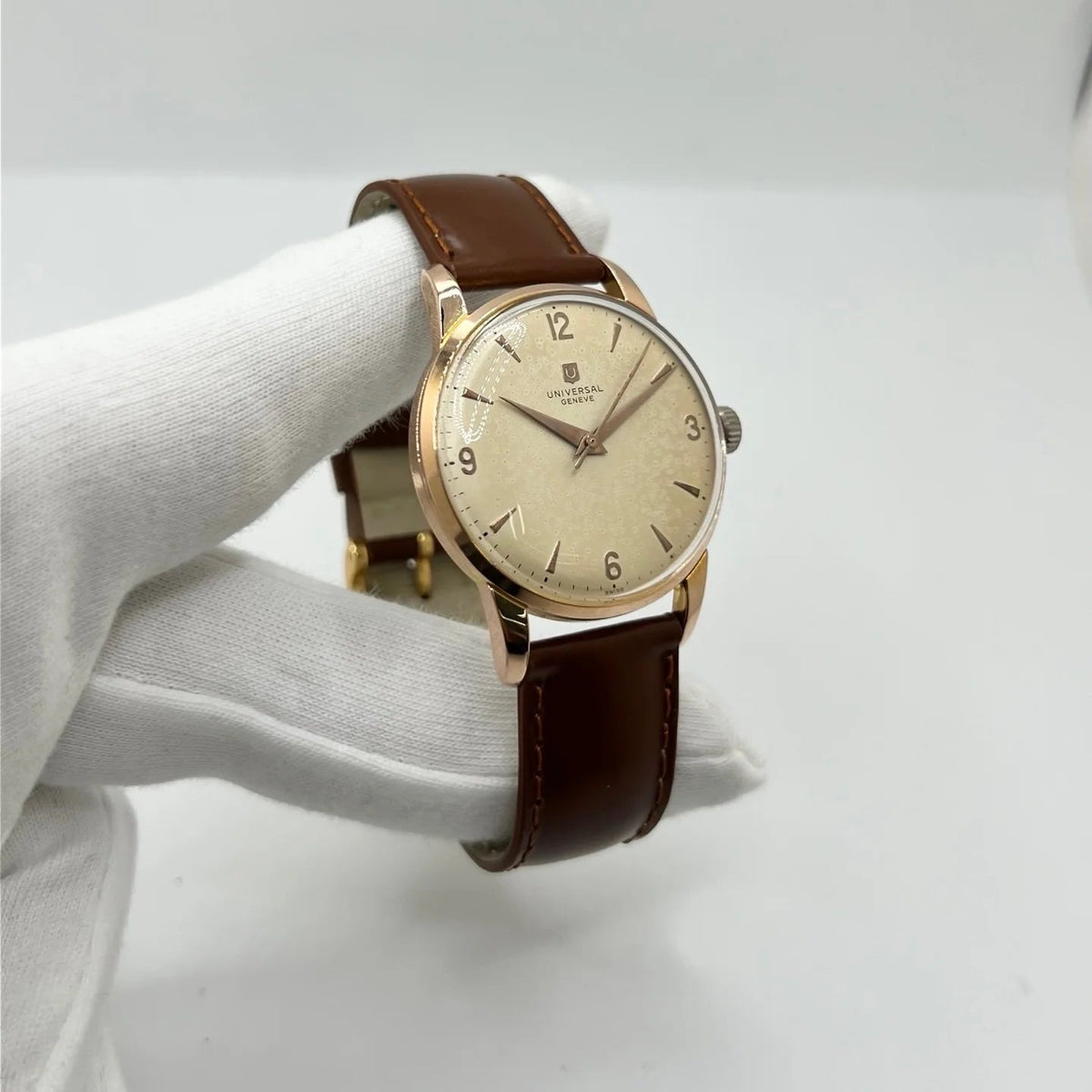Montre UNIVERSAL GENÈVE plaqué or, acier et cuir