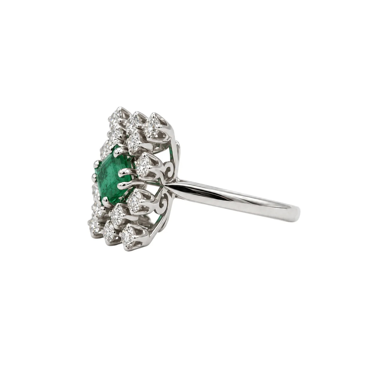 Bague Marguerite en or blanc, émeraude et diamants