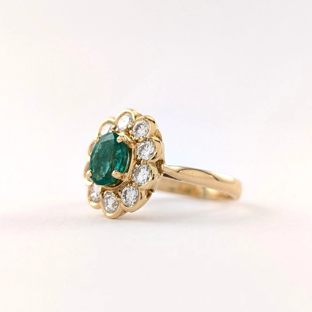 Bague Marguerite en or jaune, émeraude et diamants