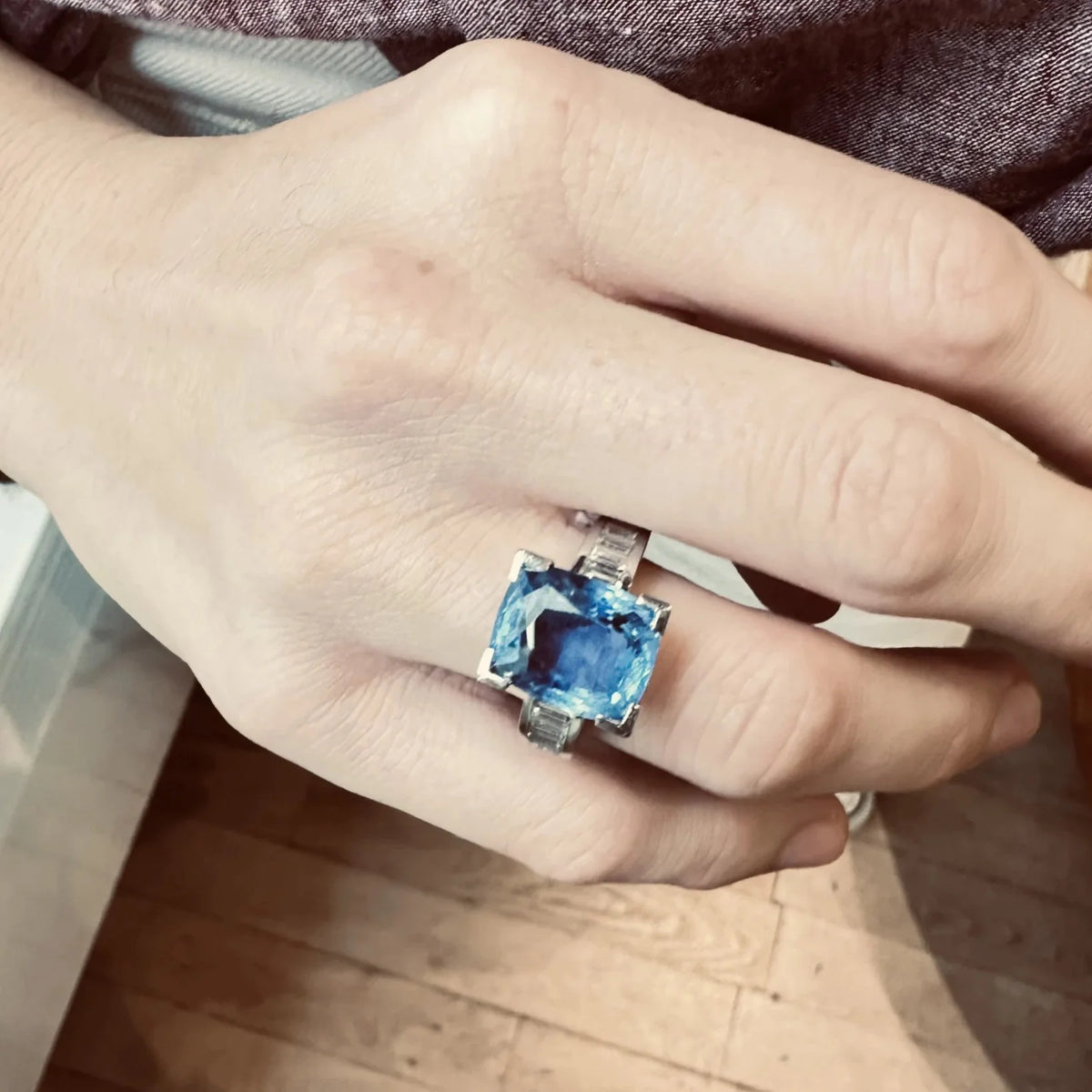 Bague Entourage en or blanc, saphir et diamants