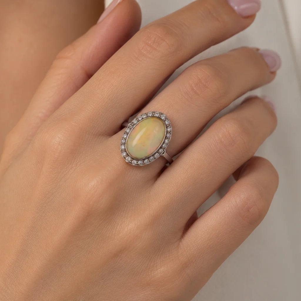 Bague Entourage en or blanc, opale et diamants