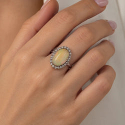 Bague Entourage en or blanc, opale et diamants
