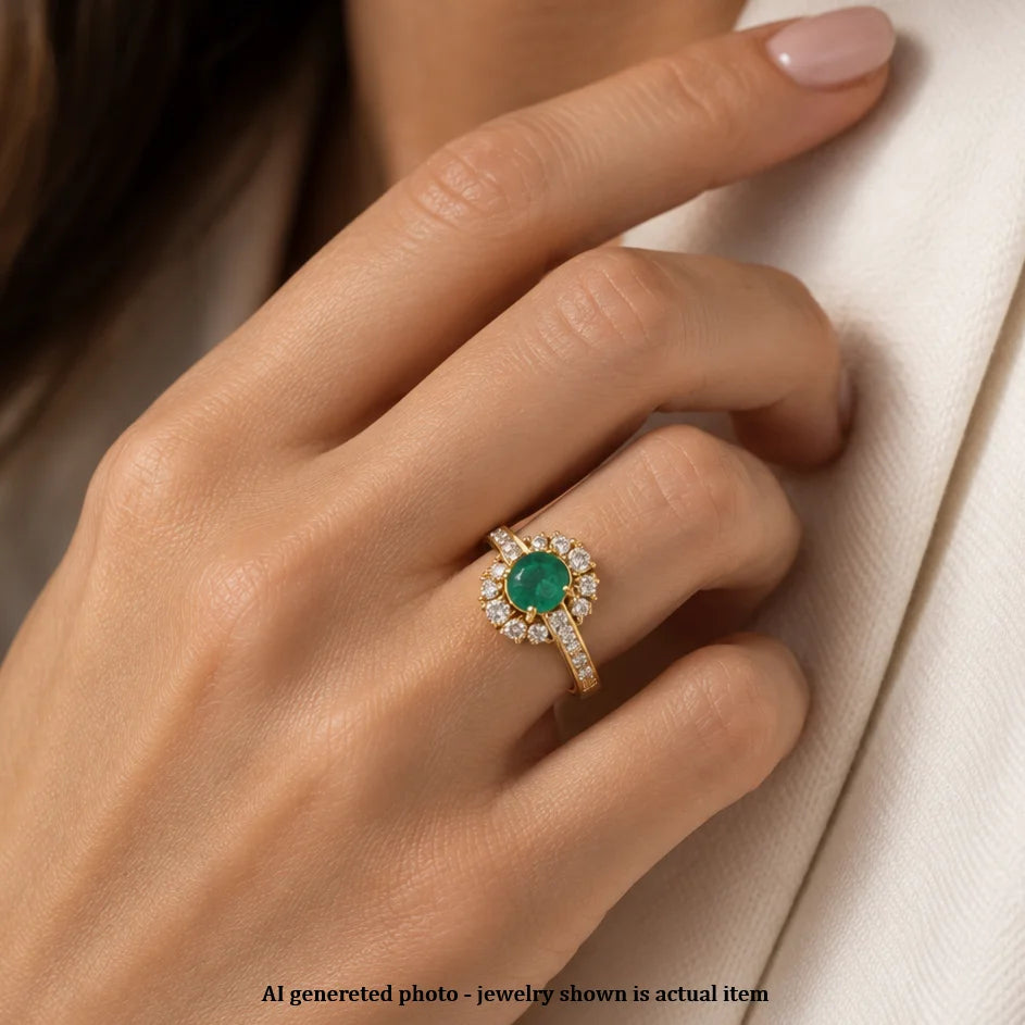 Bague Entourage en or jaune, émeraude et diamants