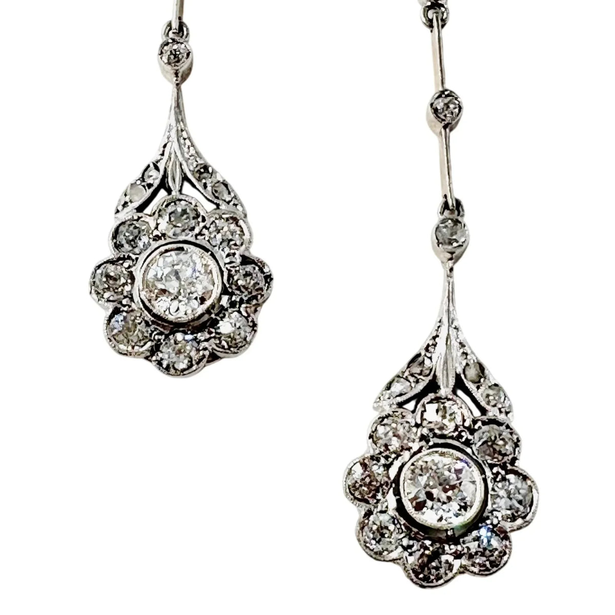 Boucles d'oreilles Belle Époque en platine, or jaune et diamants