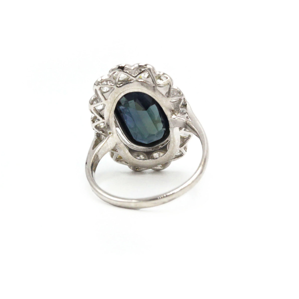 Bague Pompadour en platine, saphir et diamants