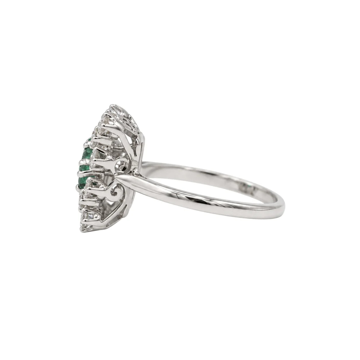 Bague Marguerite en or blanc, émeraude et diamants