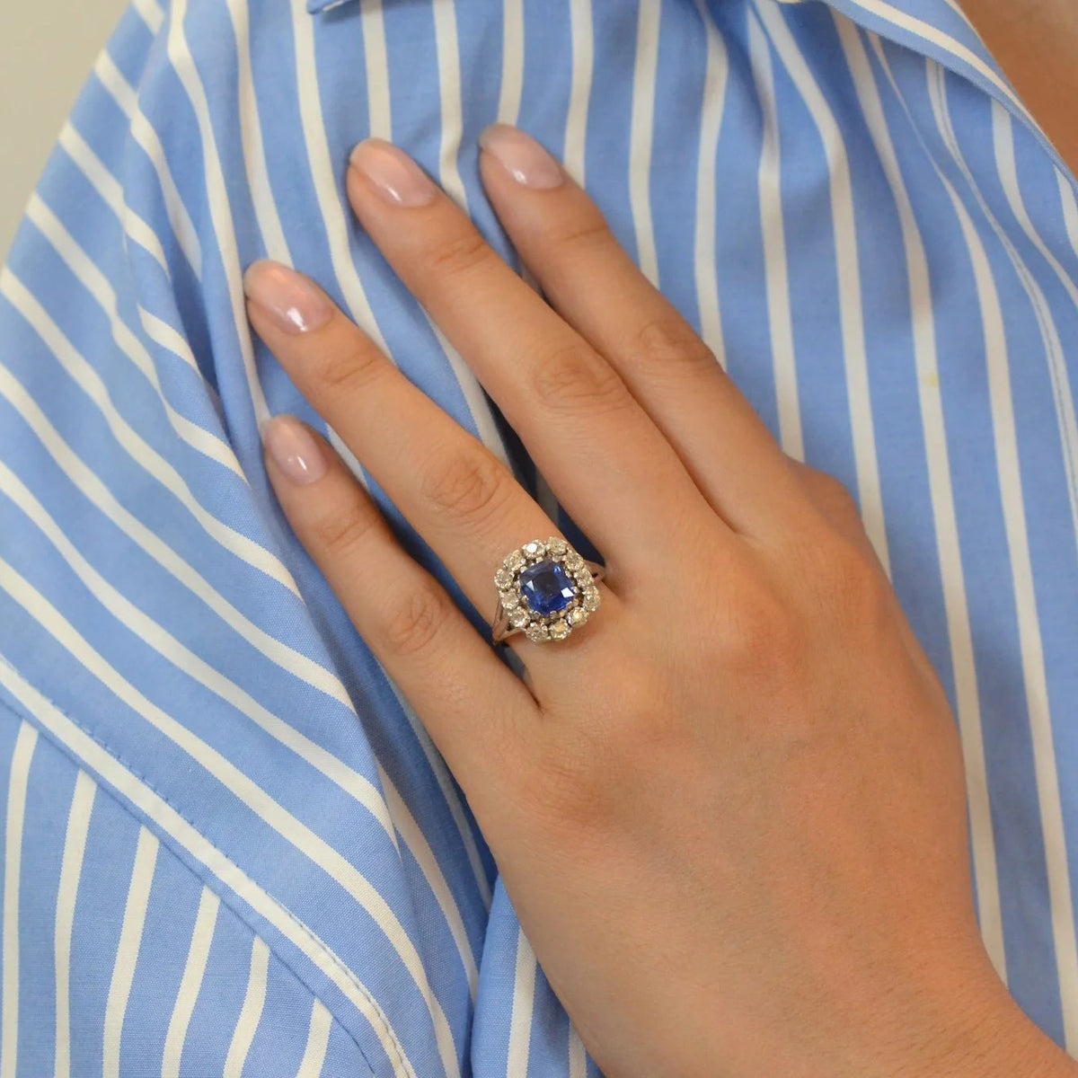 Bague Entourage en or blanc, saphir et diamants