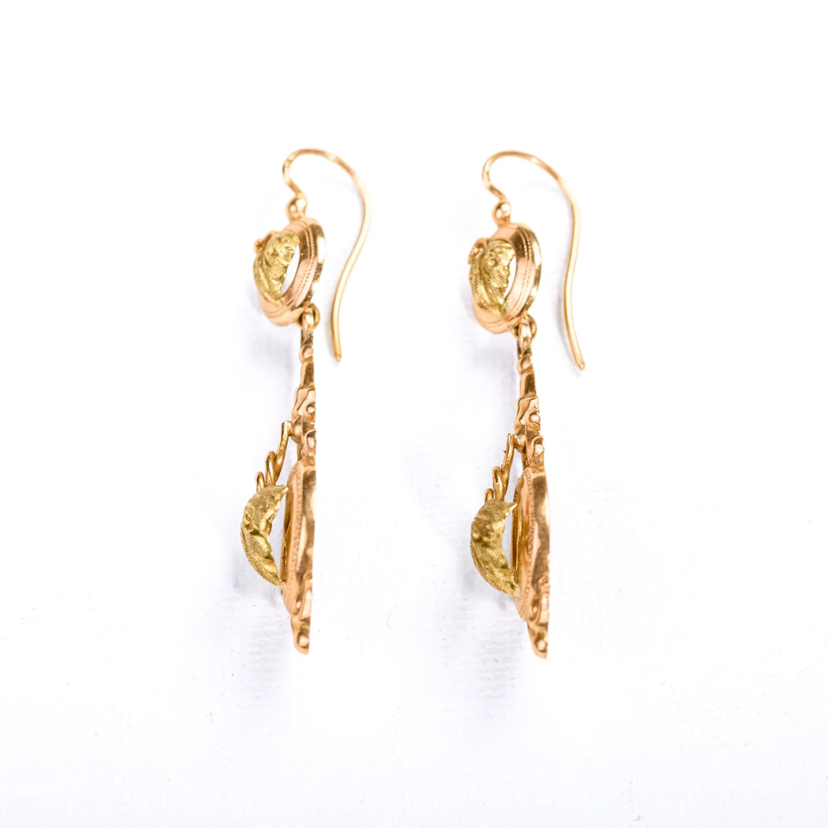Boucles d'oreilles pendantes anciennes en or rose et vert à motif de feuille de vigne