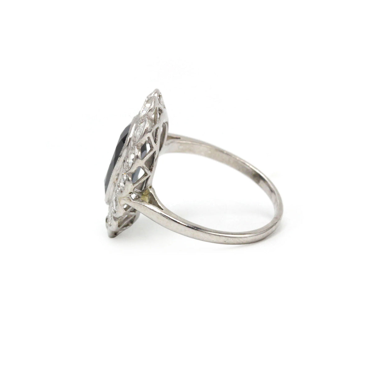 Bague Pompadour en platine, saphir et diamants