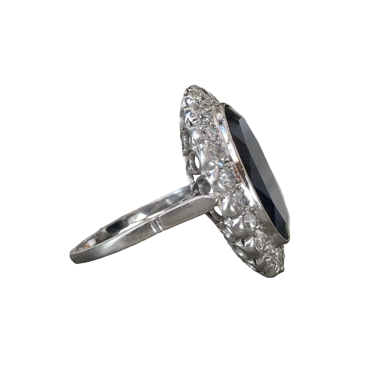 Bague Entourage en or blanc, saphir et diamants