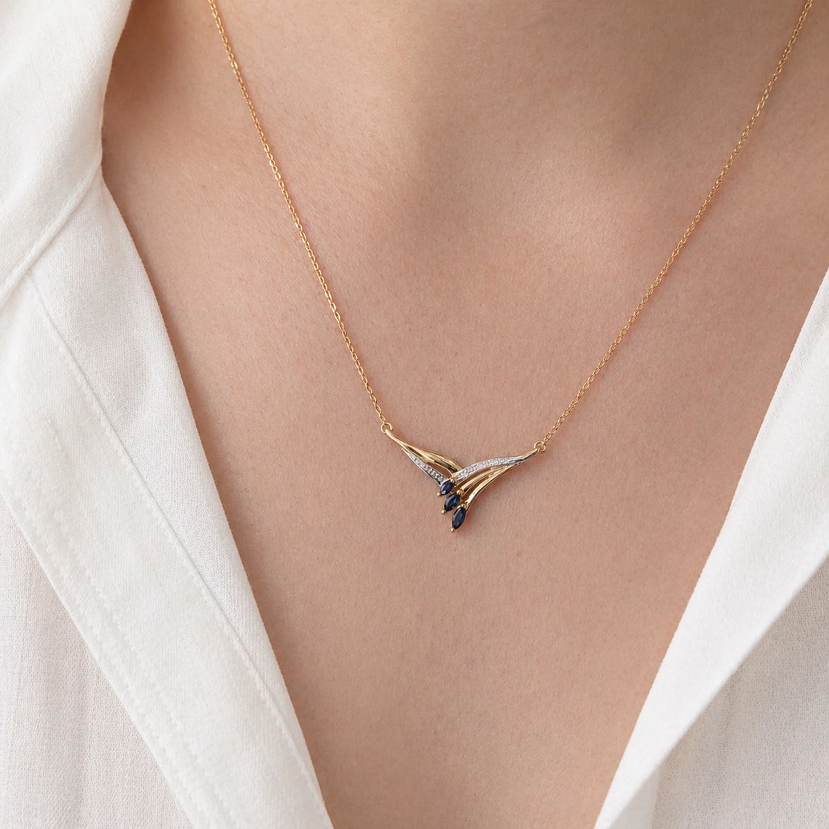 Collier Pendentif en or blanc, or jaune, saphirs et diamant