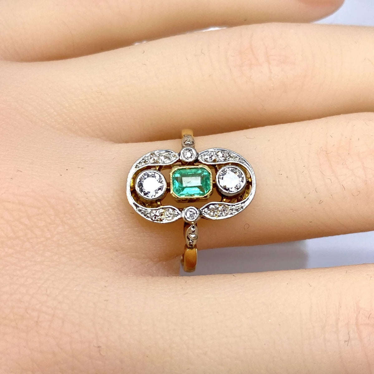 Bague Entourage en or jaune, émeraude et diamants